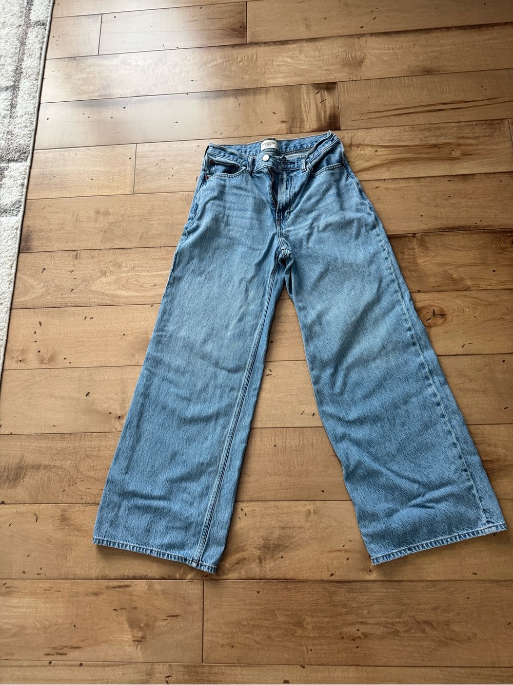 Abercrombie High Rise Wide Leg Jean in Medium - Size 26